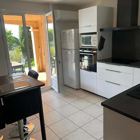 Apartment Le Lavandou, Rez De Jardin Dans Villa, 300 M Plages, Vue Mer, 5 Couchages Le Lavandou