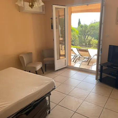 Le Lavandou, Rez De Jardin Dans Villa, 300 M Plages, Vue Mer, 5 Couchages *