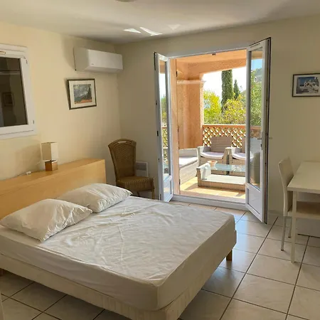 Apartment Le Lavandou, Rez De Jardin Dans Villa, 300 M Plages, Vue Mer, 5 Couchages *