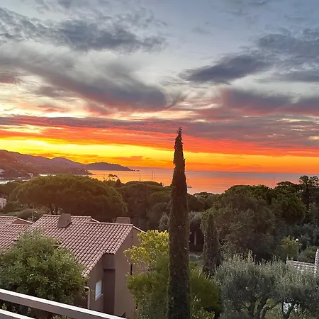Le Lavandou, Rez De Jardin Dans Villa, 300 M Plages, Vue Mer, 5 Couchages