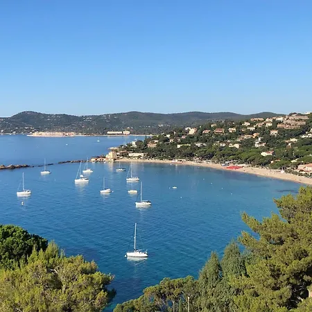 Le Lavandou, Rez De Jardin Dans Villa, 300 M Plages, Vue Mer, 5 Couchages *